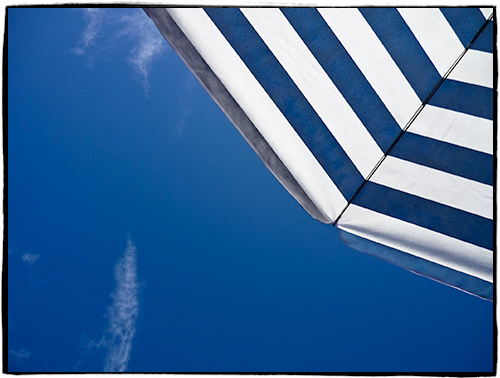 Sonnenschirm unter blauem Himmel